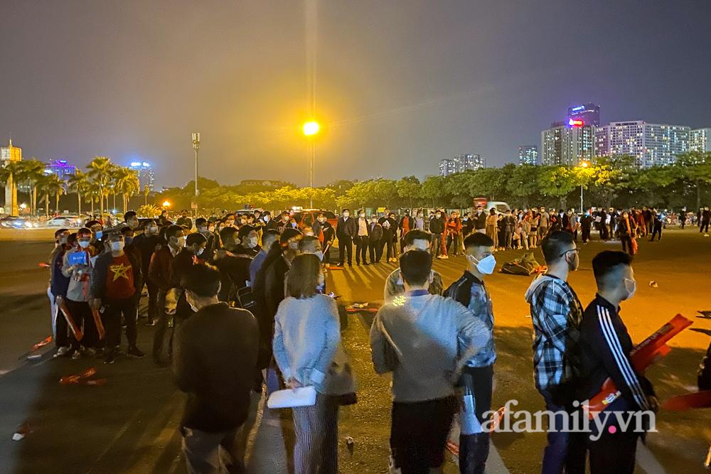 Nhiều CĐV làm xét nghiệm tại sân phàn nàn khi phải chờ lâu, xếp hàng từ 4h chiều vẫn chưa được vào.
