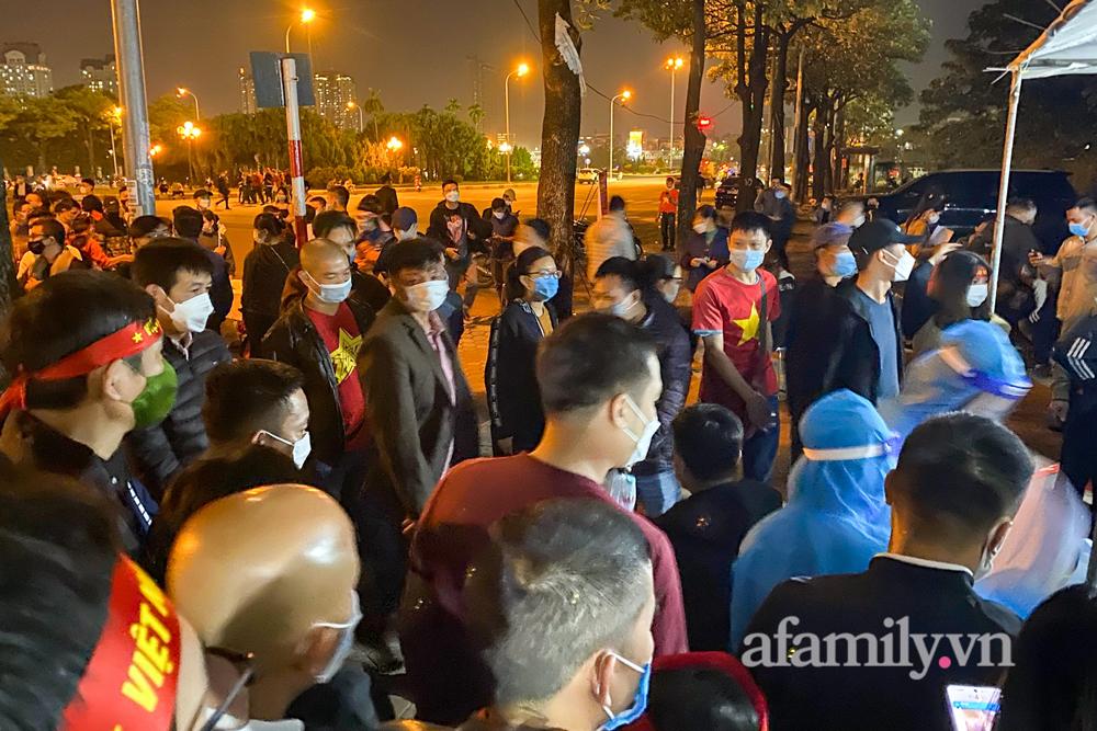 Tuy nhiên, công tác giãn cách chưa được đảm bảo khi. Các cổ động viên trong khi đứng chờ test nhanh mặc dù đeo khẩu trang, nhưng hầu như không tuân thủ nguyên tắc 5K, không giữ khoảng cách trong bối cảnh dịch COVID-19 còn diễn biến phức tạp.