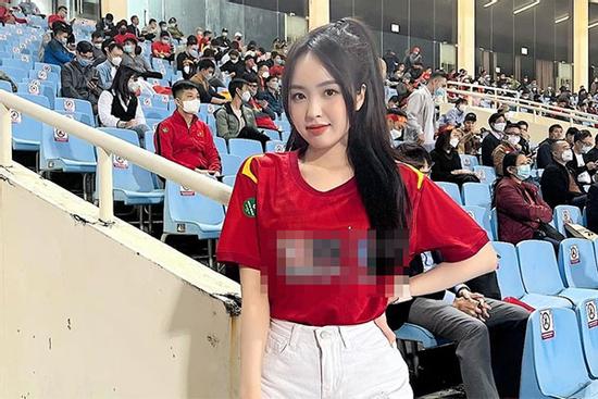 Danh tính hot girl ngồi cạnh Trâm Anh trên sân SVĐ Mỹ Đình