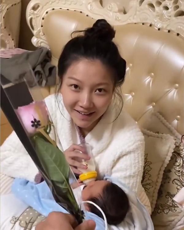 Mẹ bỉm sữa được chồng tặng hoa mỗi ngày khiến dân mạng gato-2