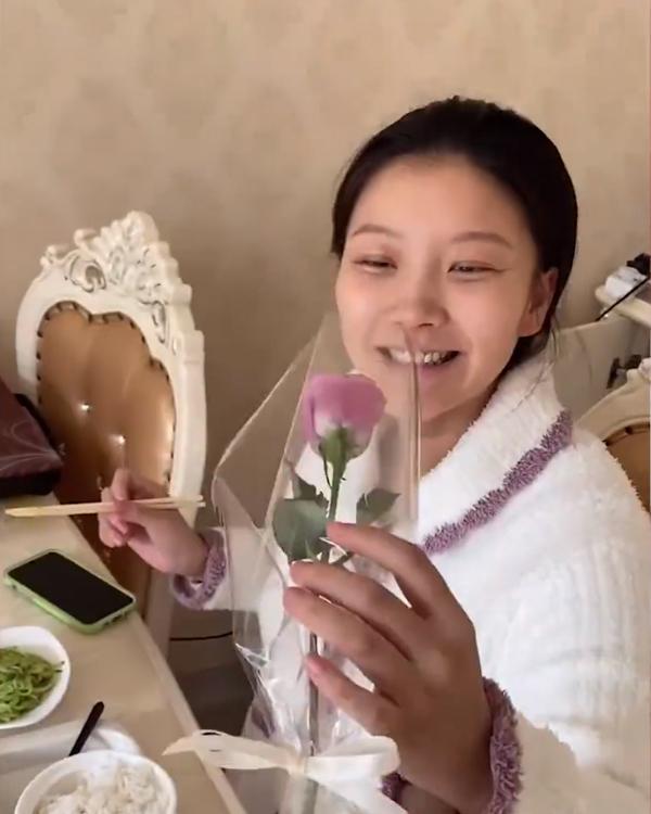 Mẹ bỉm sữa được chồng tặng hoa mỗi ngày khiến dân mạng gato-3