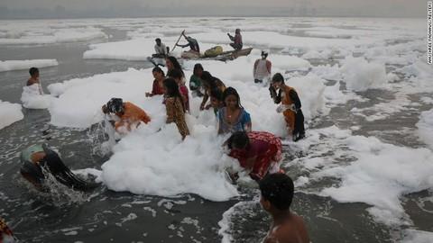 Tín đồ tắm trong sông thiêng ô nhiễm nặng ở Ấn Độ gây sốc-1