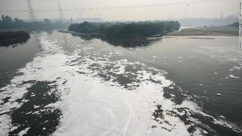 Tín đồ tắm trong sông thiêng ô nhiễm nặng ở Ấn Độ gây sốc-2