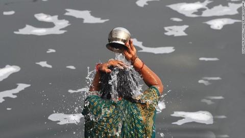 Tín đồ tắm trong sông thiêng ô nhiễm nặng ở Ấn Độ gây sốc-3