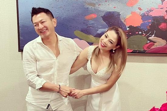 Thanh Thảo tình tứ chồng Việt kiều, 'gò bồng đảo' chiếm spotlight