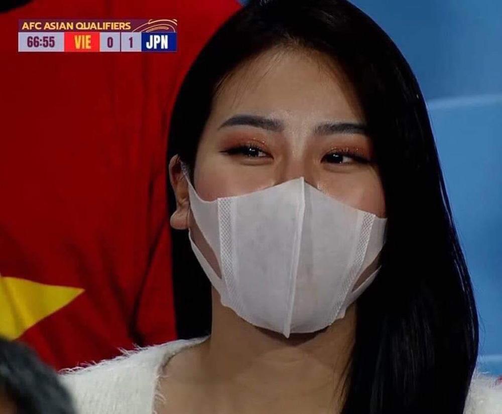 Cô gái khiến cả MXH truy tìm ở trận Việt Nam - Nhật Bản-1