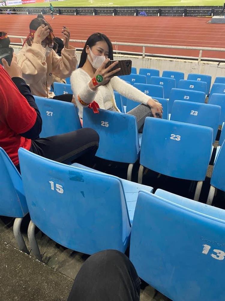 Cô gái khiến cả MXH truy tìm ở trận Việt Nam - Nhật Bản-2