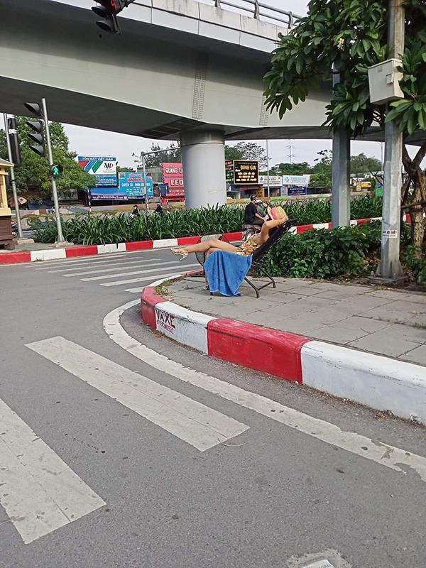 Xôn xao cô gái mặc mát mẻ mang ghế ra đường nằm phơi nắng-1