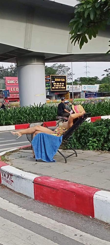 Xôn xao cô gái mặc mát mẻ mang ghế ra đường nằm phơi nắng-2