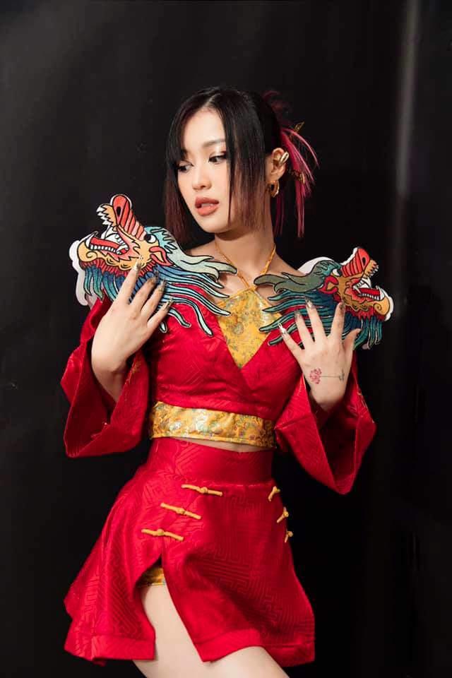 Tranh cãi dữ dội quần 5cm của Han Sara khi hát ca khúc cách mạng-6