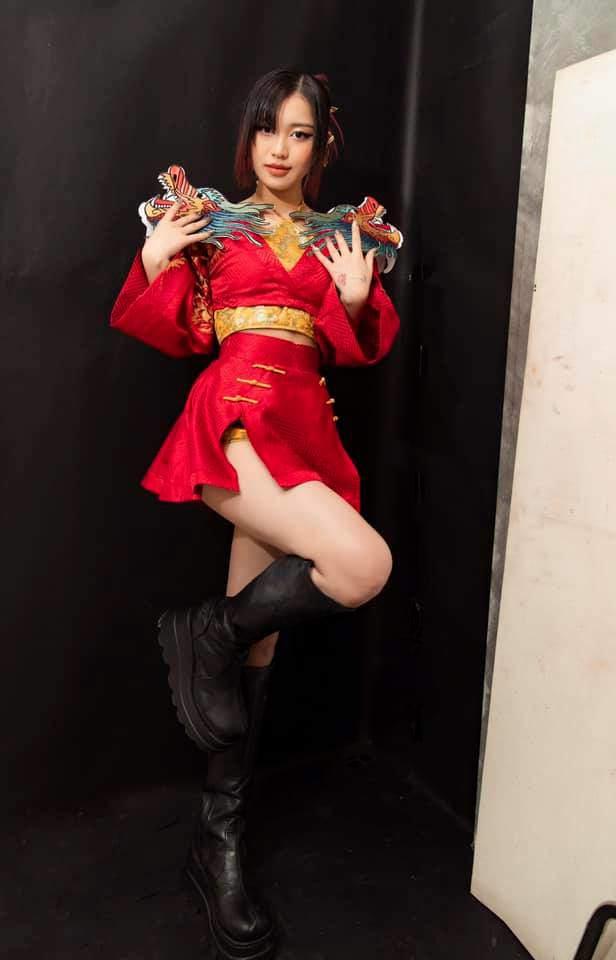 Tranh cãi dữ dội quần 5cm của Han Sara khi hát ca khúc cách mạng-7