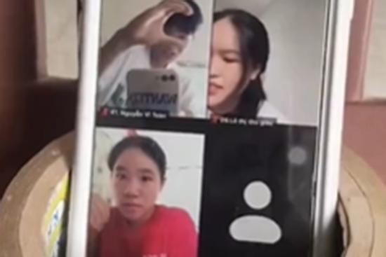 Đang học online, cặp nam nữ làm hành động nhìn mà tức