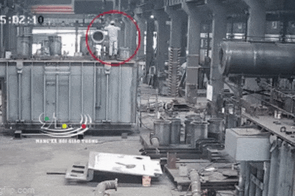 Clip: Kinh hoàng giây phút công nhân đang hàn xì bị bắn lên cao