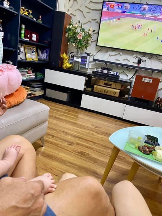 Dân mạng bóc giá phòng khách nhà Vy Oanh nhìn chán luôn-1