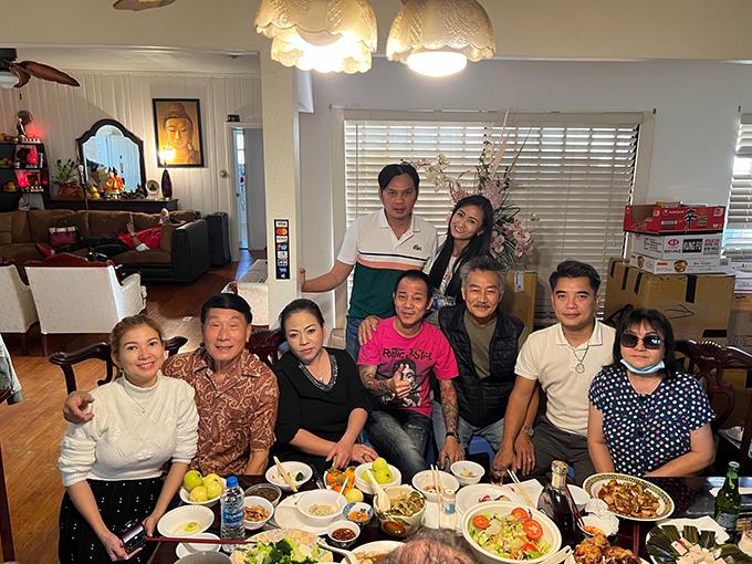 Đồng nghiệp làm giỗ sớm cho Vân Quang Long-1