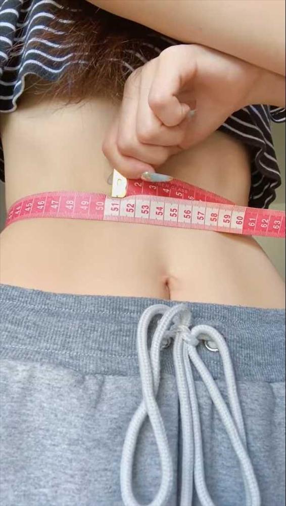 Han Sara cá tính và sexy, vòng eo 51cm soán ngôi Ngọc Trinh-5