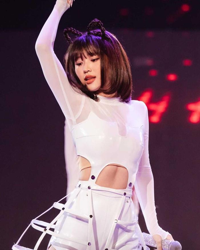 Han Sara cá tính và sexy, vòng eo 51cm soán ngôi Ngọc Trinh-10