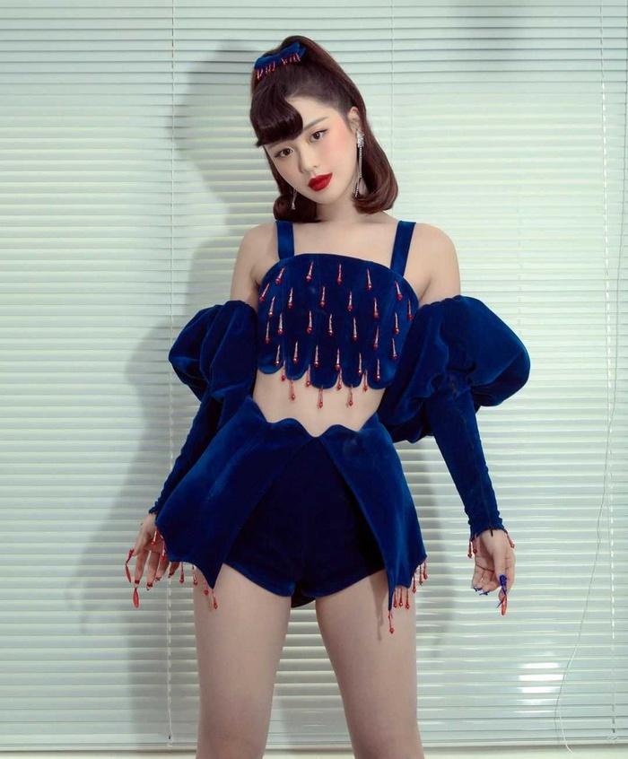 Han Sara cá tính và sexy, vòng eo 51cm soán ngôi Ngọc Trinh-12