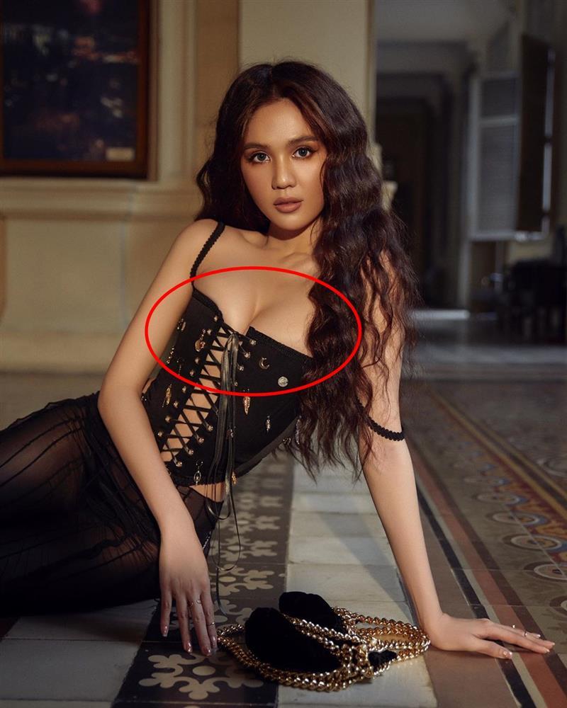 Ngọc Trinh o ép vòng 1 thấy thương: Lép mà ráng ép cho to?-9