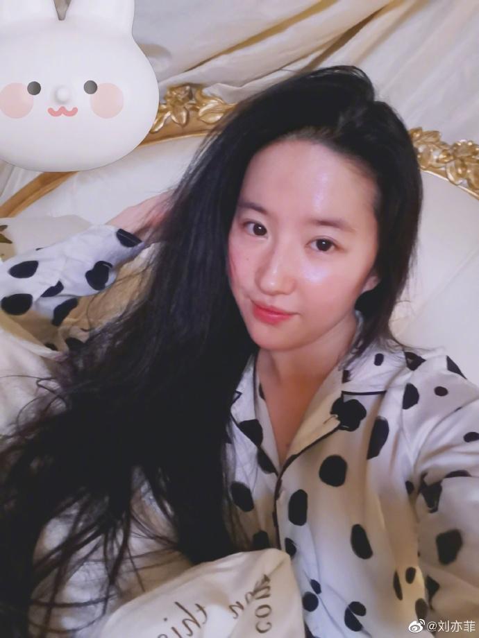 Mặt mộc Lưu Diệc Phi tuổi 34 có còn xứng thần tiên tỷ tỷ?-2