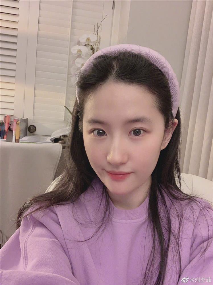 Mặt mộc Lưu Diệc Phi tuổi 34 có còn xứng thần tiên tỷ tỷ?-6