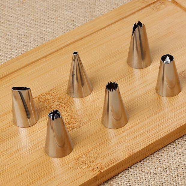 Thanh niên suýt mất ngón tay chỉ vì nghịch ngợm khi làm bánh-1