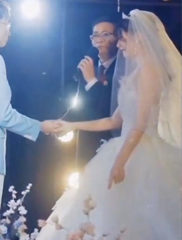 Ngày con gái kết hôn, ông bố nhắn nhủ với con rể gây xúc động-1