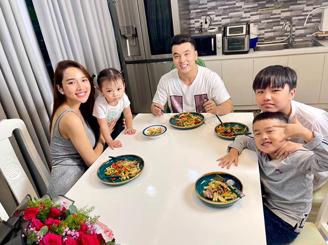 Ông bố 2 con Điền Thái Toàn 1088 công khai sống cùng bạn trai ở Mỹ-6