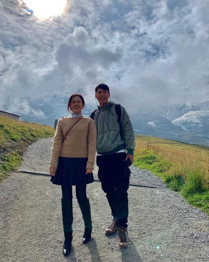 Son Ye Jin - Hyun Bin diện đồ đồng điệu chuẩn sinh ra dành cho nhau-1