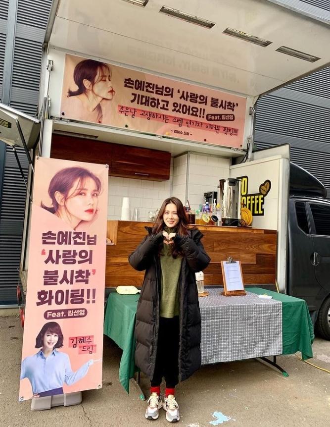 Son Ye Jin - Hyun Bin diện đồ đồng điệu chuẩn sinh ra dành cho nhau-4