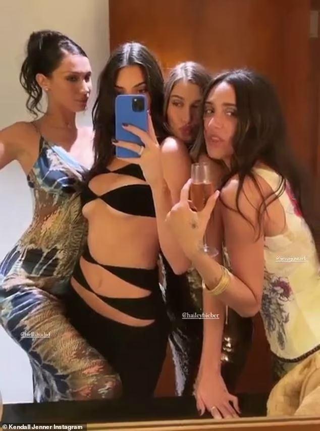 Kendall Jenner gây sốc vì mặc như không đến đám cưới bạn thân-1