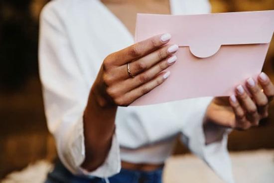 Nhận giấy mời cưới từ bạn, cô gái 'tăng xông' quyết không đi