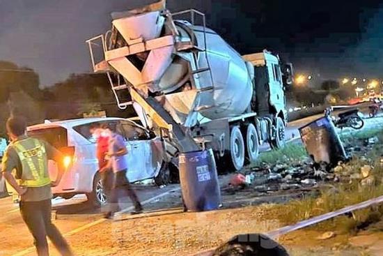 Tài xế xe bồn bị xe du lịch tông tử vong