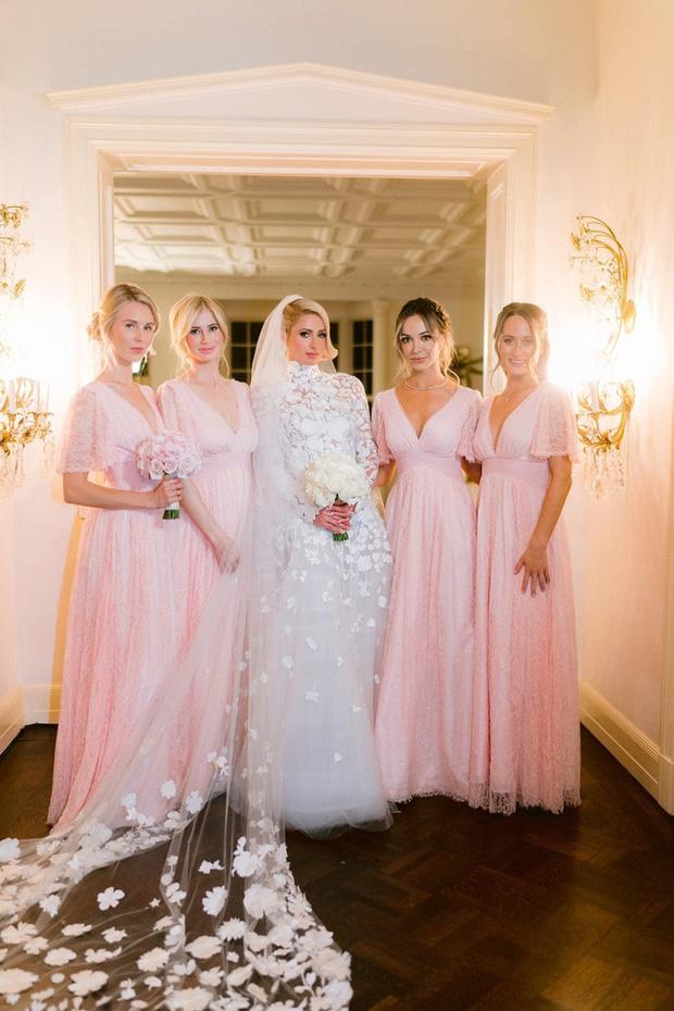 Kim Kardashian hở bạo làm lu mờ cô dâu Paris Hilton trong ngày cưới-2