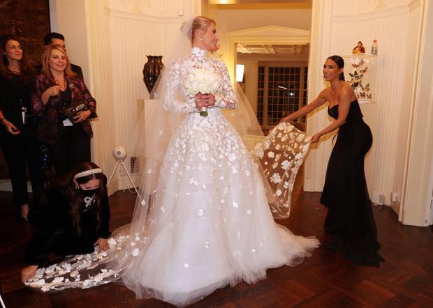 Kim Kardashian hở bạo làm lu mờ cô dâu Paris Hilton trong ngày cưới-4