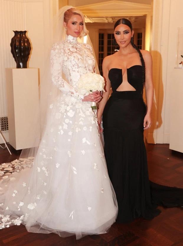Kim Kardashian hở bạo làm lu mờ cô dâu Paris Hilton trong ngày cưới-5
