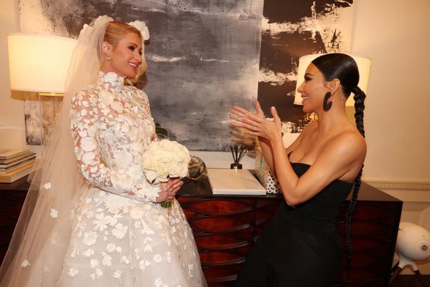 Kim Kardashian hở bạo làm lu mờ cô dâu Paris Hilton trong ngày cưới-3