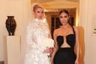 Kim Kardashian hở bạo làm lu mờ cô dâu Paris Hilton trong ngày cưới
