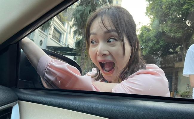 Cả phố náo loạn xem đánh ghen kinh hoàng: Vợ lao lên nắp capo tóm chồng bồ bịch-2