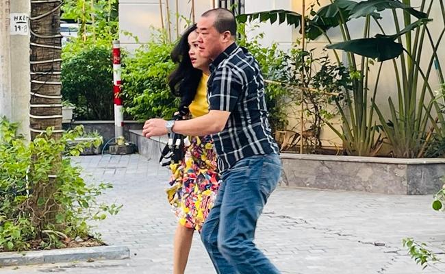 Cả phố náo loạn xem đánh ghen kinh hoàng: Vợ lao lên nắp capo tóm chồng bồ bịch-3