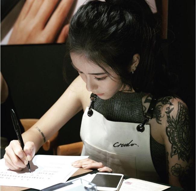 Vị trí xăm đắc địa của chị em khiến người nhìn chỉ có mê mẩn-13