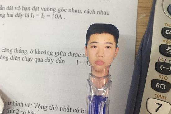 Đi học thường mất bút, nam sinh nghĩ chiêu không ai dám cầm nhầm
