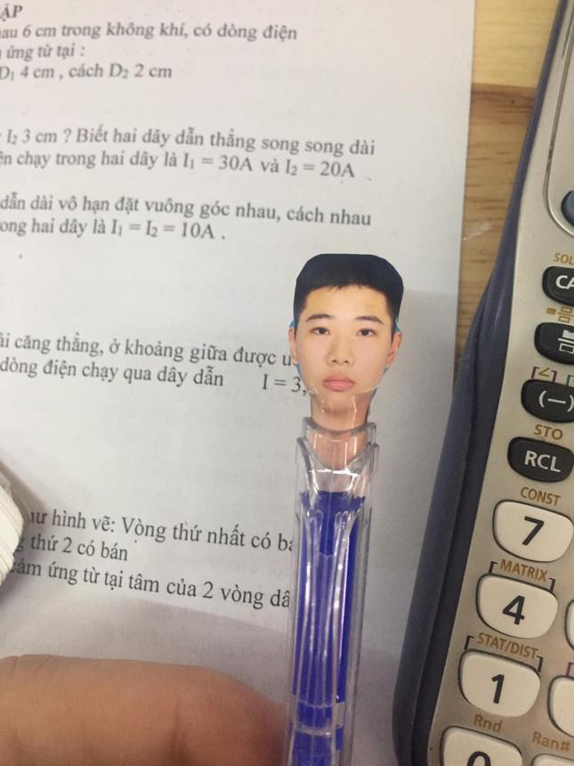 Đi học thường mất bút, nam sinh nghĩ chiêu không ai dám cầm nhầm-1