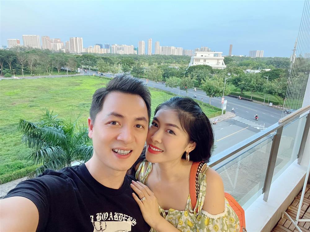 Kỷ niệm 8 năm cưới, Đăng Khôi tặng nhà khủng làm vợ ngơ ngác-8