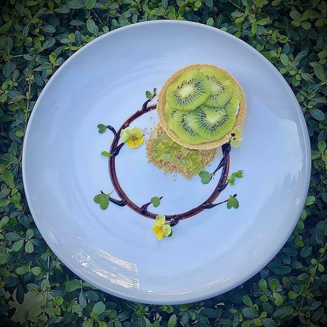 Món bánh tart kiwi với các nguyên liệu đơn giản nhưng được trang trí rất bắt mắt.