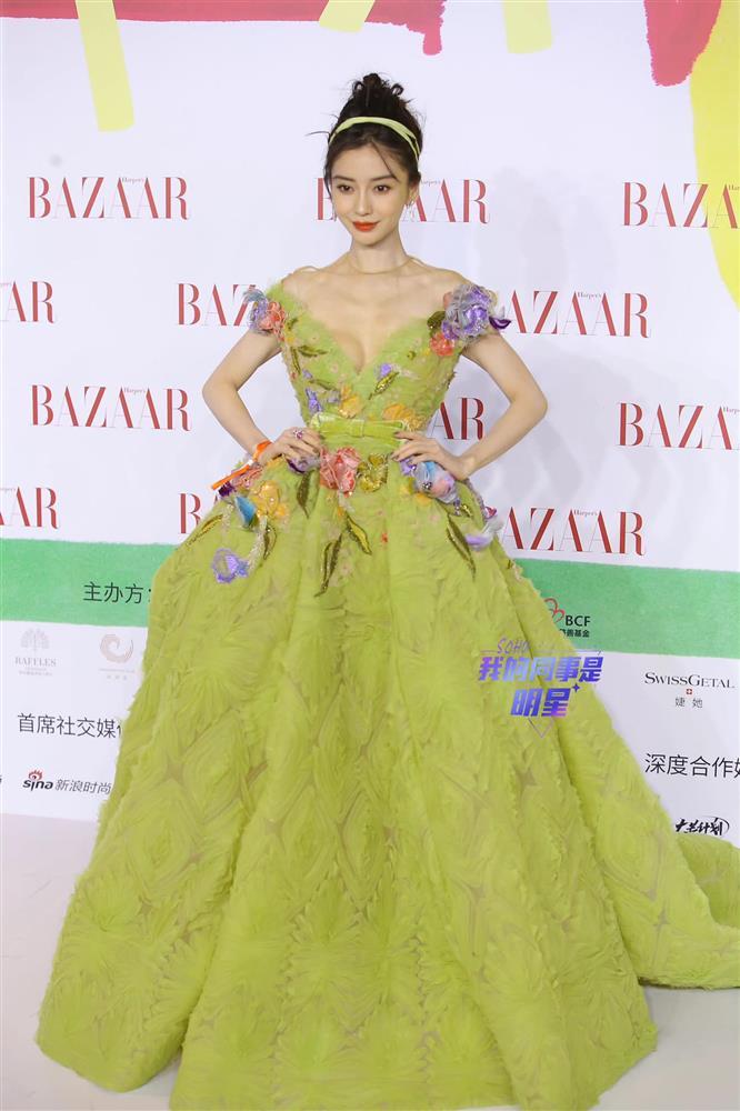 Angela Baby lộ thềm ngực toàn xương, trông thảm thương-10