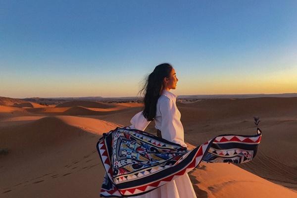 Du khách vô tư check-in, dân mạng tá hỏa đọc dòng chữ trên tường-2