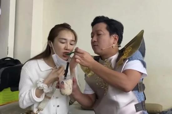 Dân tình hờn ghen với hành động Trường Giang dành cho Nhã Phương