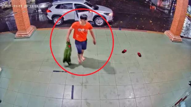 Đình chỉ công tác cán bộ công an dùng súng đe dọa nhân viên y tế-3