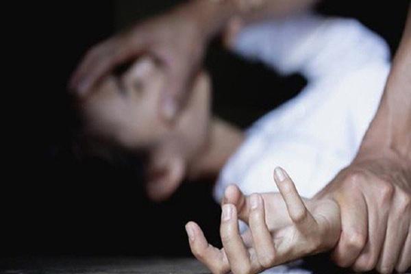 Bé gái 3 tuổi bị chồng hờ của mẹ dùng dao lam cắt đứt gân tay-3